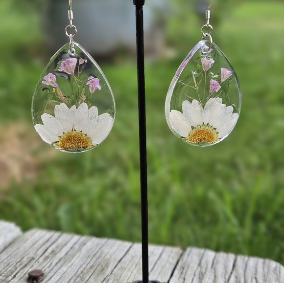 Real Daisy Flower Earrings - Picture 2 of 3